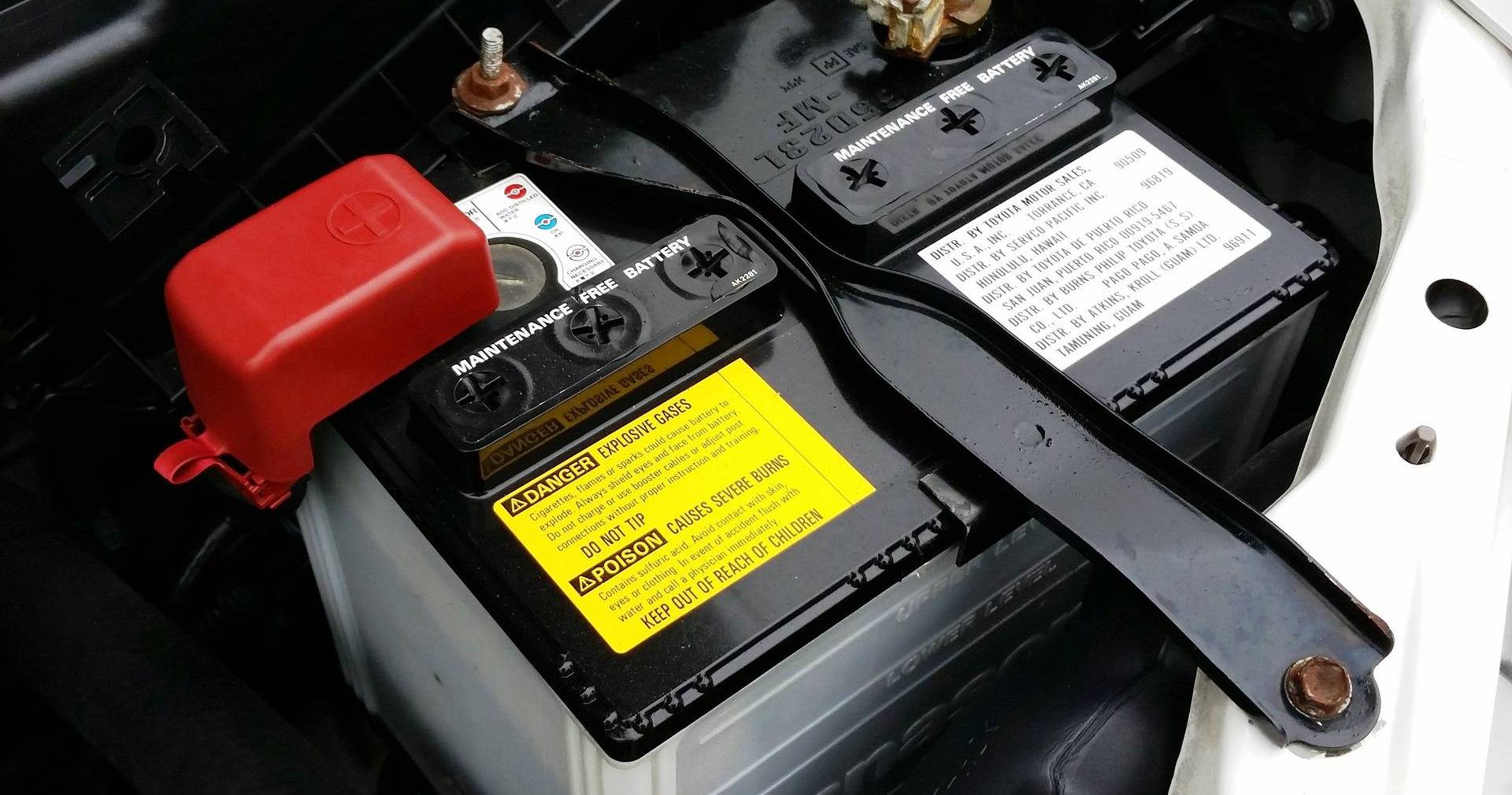 Changer la batterie de voiture - Tout ce que vous devez savoir pour économiser du temps et de l'argent