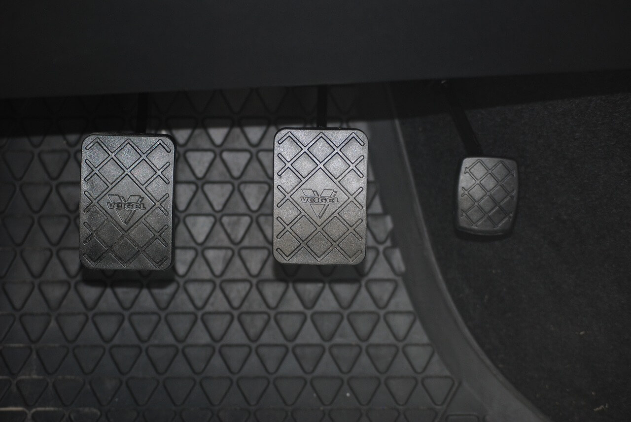 Come spurgare la frizione di un'auto in modo efficace e sicuro?