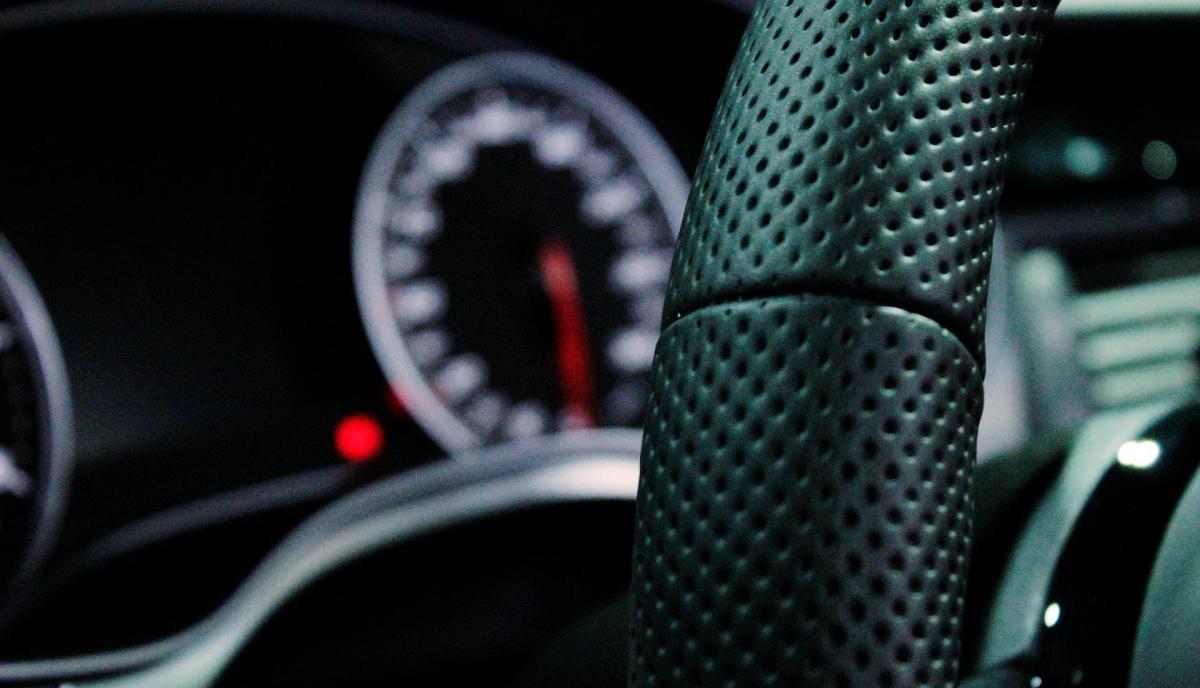 Vibrations voiture – lors de la conduite à basse vitesse, de l’accélération et sur les rapports supérieurs